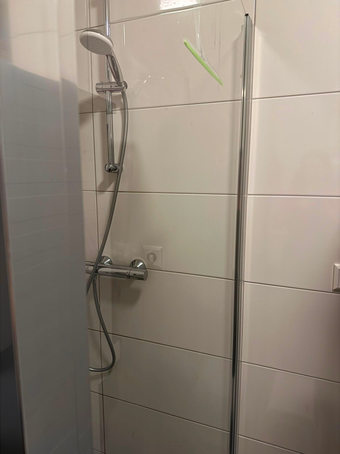 Douchecabine — tegels & profielen — na