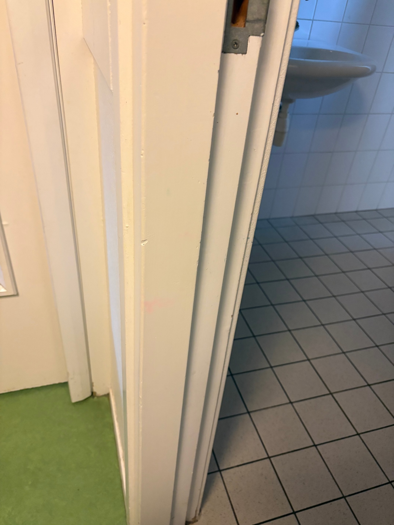 Deurpost — jarenlange aanslag verwijderd — na