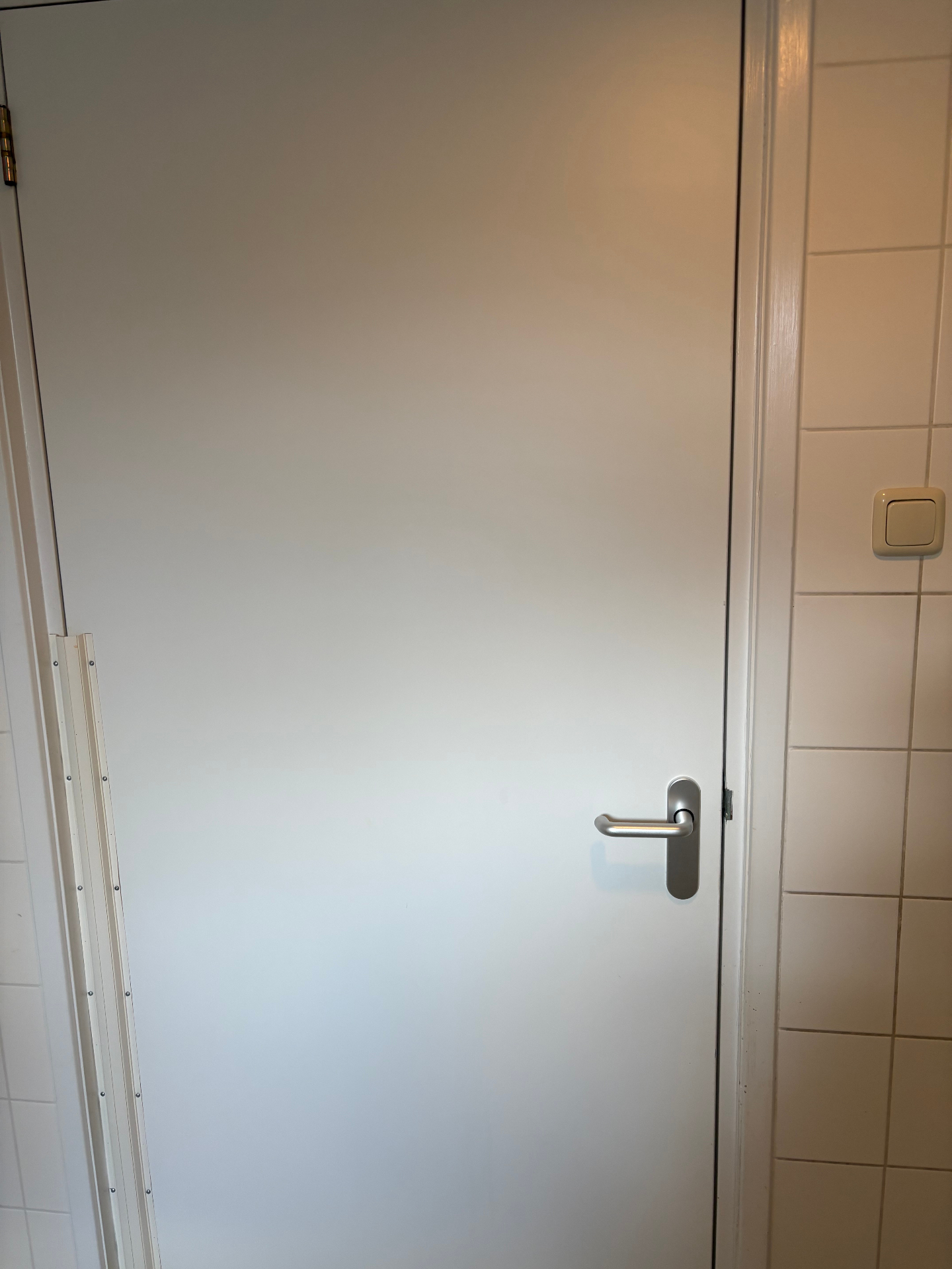 Toiletdeur — vlekken verwijderd — na